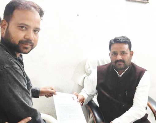 मेयर टिकट के लिए कांग्रेस से देवेन्द्र भट्ट ने  दिया आवेदन
