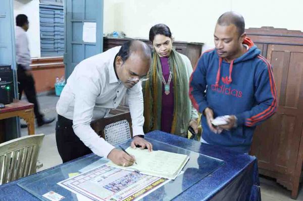 समय पर कार्यालय पहुंचने की हिदायत के बाद निरीक्षण शुरू