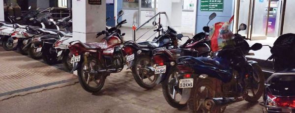 जिला अस्पताल के एमसीएच भवन के सामने अव्यवस्थित पार्किंग, कार्रवाई