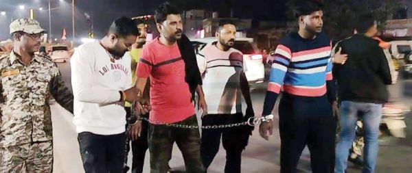 सोशल मीडिया पर पुलिस को अपशब्द कहते वीडियो पोस्ट