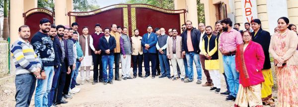 पूर्व छात्रों ने पीजी कॉलेज महाविद्यालय के मुख्य द्वार का किया उद्घाटन