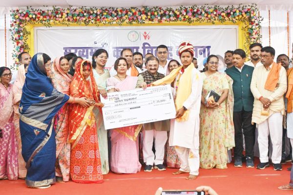 सांसद ने नवदंपतियों को दिया आशीर्वाद