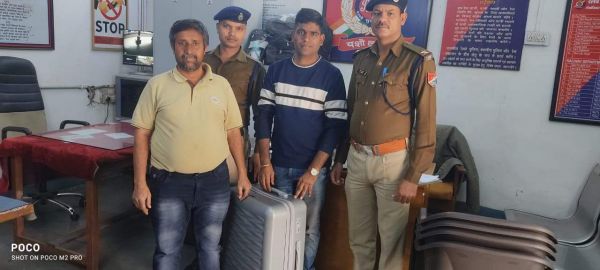 चलती ट्रेन से गिरे बैग को  ढूंढकर यात्री को लौटाया