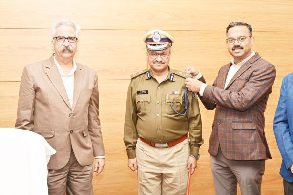 दुर्ग आईजी गर्ग के  कंधे पर स्टार