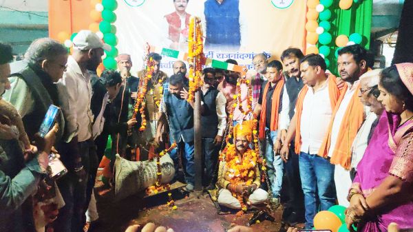नंदई निवासियों ने जिलाध्यक्ष को धान से तौला