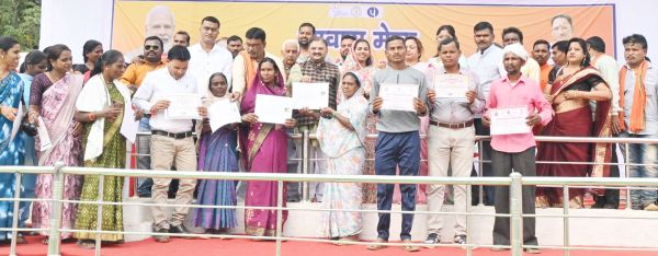 सांसद ने हितग्राहियों को किया सम्मानित
