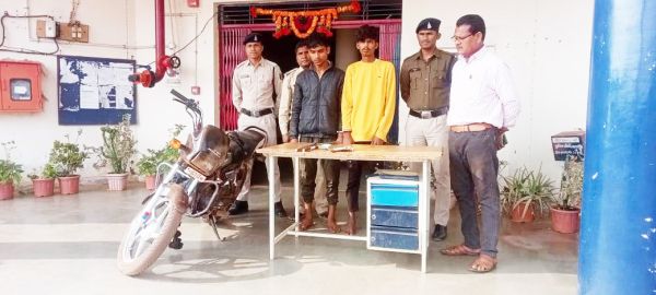 ग्राहक सेवा केंद्र और दुकानों में चोरी करने वाले आरोपी गिरफ्तार