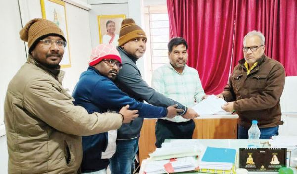 12 सूत्रीय मांगों पर तृतीय वर्ग कर्म. संघ ने सीएम व मुख्य सचिव के नाम सौंपा ज्ञापन