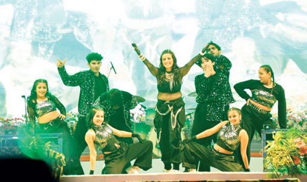 भोजपुरी अभिनेत्री अक्षरा सिंह की रंगारंग प्रस्तुति से तातापानी महोत्सव का समापन