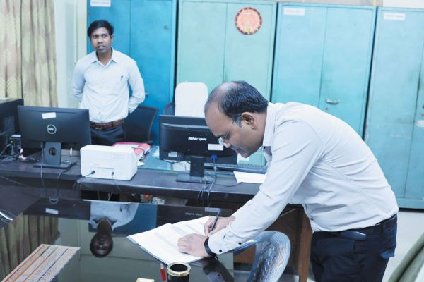 समय पर दफ्तर नहीं पहुंच रहे कर्मचारी 26 कर्मियों का एक दिन का कटेगा वेतन