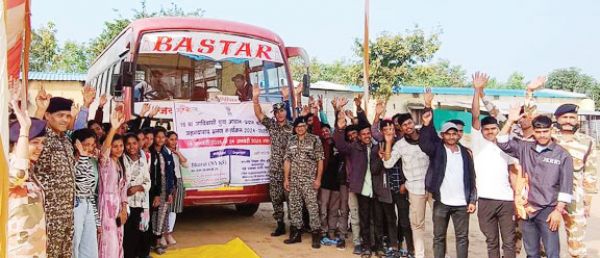 कोण्डागांव से 40 आदिवासी युवा अहमदाबाद रवाना