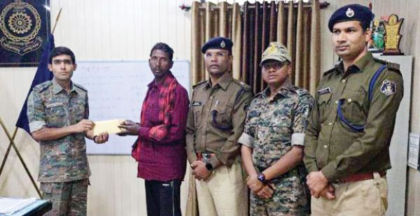  पांच लाख के ईनामी नक्सली का समर्पण