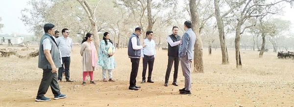 संभागायुक्त व कलेक्टर ने चिन्हित जमीन का किया मुआवना