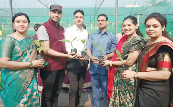शैक्षणिक भ्रमण में कॉलेज के 80 छात्र और स्टाफ इंदिरा गांधी कृषि विवि पहुंचे