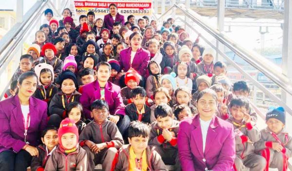 स्कूली बच्चों ने किया  रेलवे स्टेशन का भ्रमण