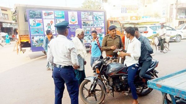 पाम्पलेट बांटकर यातायात नियम का  पालन करने  किया जागरूक
