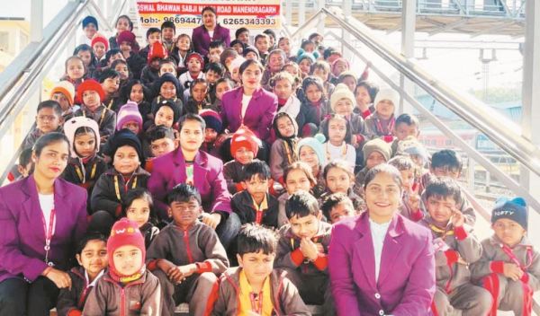 स्कूली बच्चों ने किया  रेलवे स्टेशन का भ्रमण