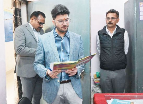 कलेक्टर ने दफ्तरों का किया निरीक्षण
