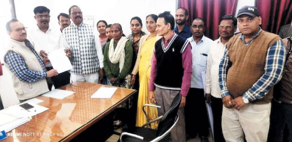 तृतीय वर्ग शा. कर्मचारी संघ ने ज्ञापन सौंप सीएम को दिलाई समस्याओं की याद