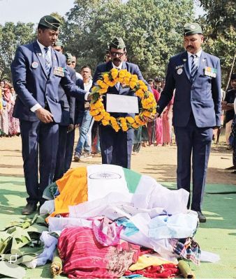 पूर्व सैनिक बलदेव राम नेताम का निधन, शव पर तिरंगा ओढ़ाकर सलामी दी