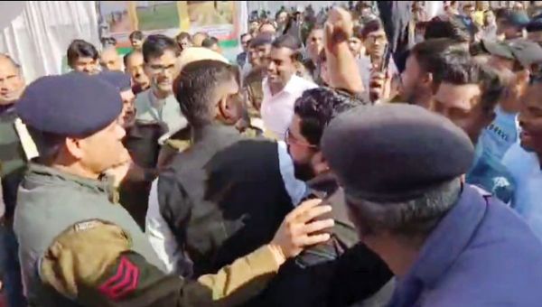 वित्त मंत्री के सामने बेरोजगार युवाओं का प्रदर्शन
