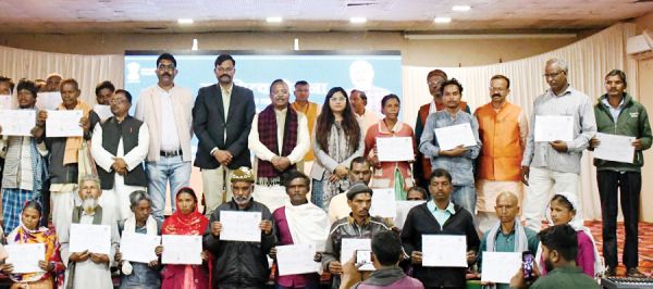 बलरामपुर के 757 हितग्राहियों को मालिकाना हक, कृषि मंत्री ने दिए प्रॉपर्टी कार्ड