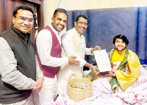 पं. धीरेन्द्र शास्त्री को राजिम कुंभ में आमंत्रित करने पहुंचे  विधायक रोहित साहू