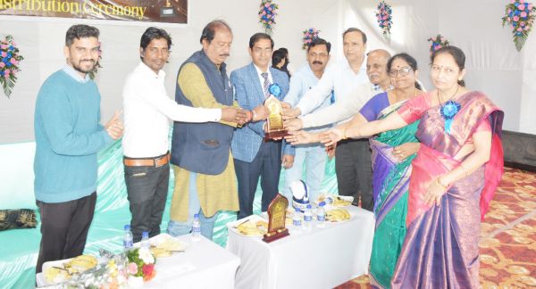 मॉडर्न इंग्लिश स्कूल में वार्षिक खेल पुरस्कार वितरण