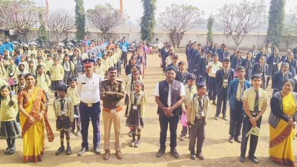 राइजिंग किड्स स्कूल में यातायात जागरूकता