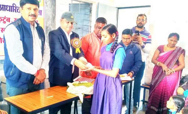 हजारों बालिकाओं की हीमोग्लोबिन जांच