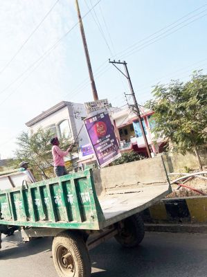निगम की टीम ने 100 से अधिक बोर्ड हटाया