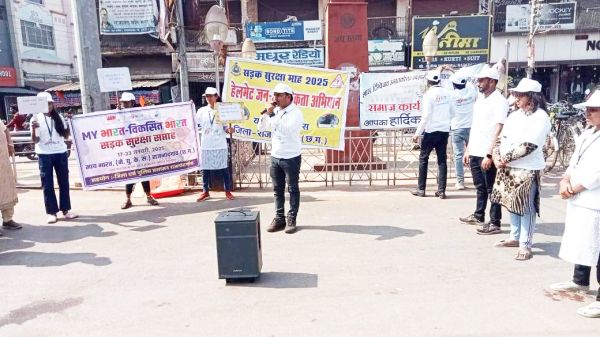 नुक्कड़ नाटक से कर रहे जागरूक