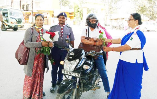 स्काउट-गाइड रोवर रेंजर ने निकाली हेलमेट रैली