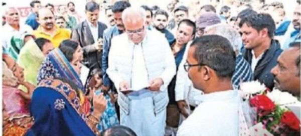 तोडफ़ोड़ से प्रभावित कुरा के ग्रामीण पहुंचे पूर्व सीएम के दरबार 