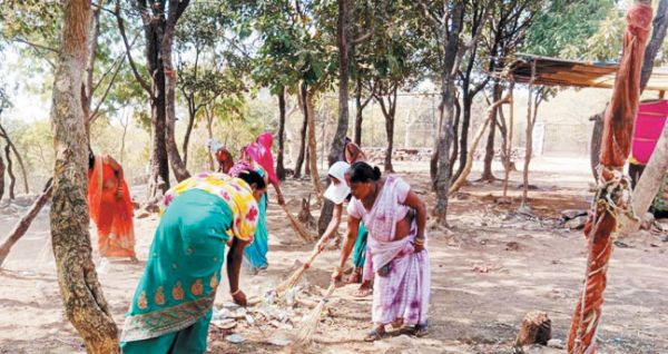 गंगरेल को प्लास्टिक मुक्त बनाने रैली निकालकर की सफाई