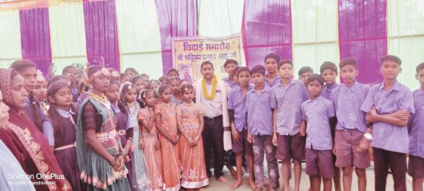 लालपुर में पदोन्नति पर विद्यालय में विदाई समारोह