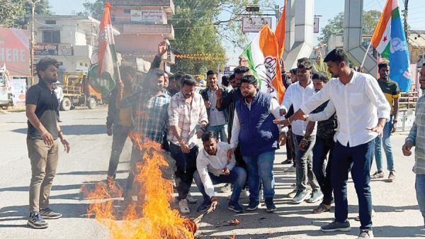 एनएसयूआई ने प्रभारी मंत्री चौधरी का पुतला फूंका