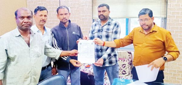  पालिका के प्लेसमेंट कर्मियों को बांटे ई-पहचान कार्ड