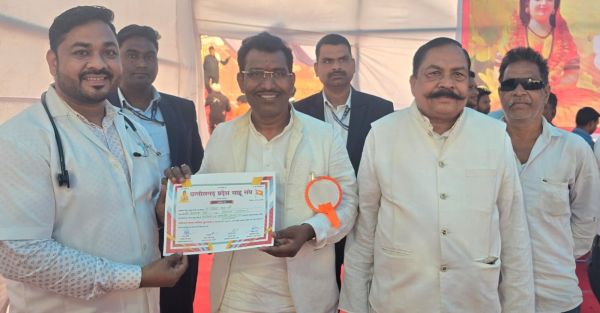 सीएम के हाथों डॉ. तेजेंद्र सम्मानित