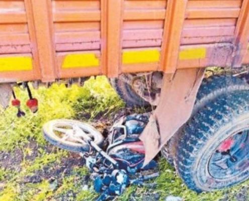 मालवाहक ने बाइक सवार को मारी टक्कर 2 मौत, गाड़ी में लगाई आग, अलग-अलग घटनाओं में 4 मौत  