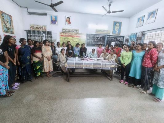 गल्र्स हास्टल में चलाया  अभिव्यक्ति कार्यक्रम