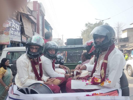 हेलमेट पहनकर 5 दिव्यांगों ने निकाली बारात