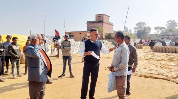 कलेक्टर ने धान खरीदी केंद्रों का किया निरीक्षण