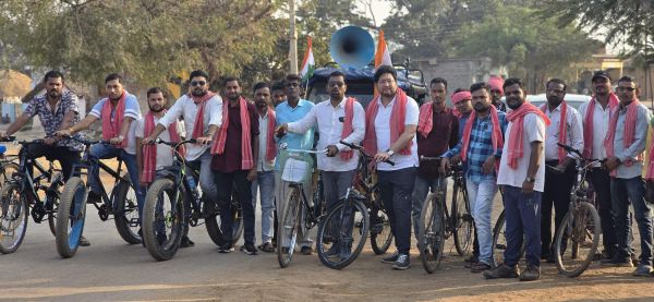 कांग्रेस कार्यकर्ताओं ने निकाली किसान न्याय साइकिल यात्रा