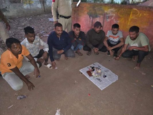 सब्जी मंडी में जुआ खेलते 7 पकड़ाए