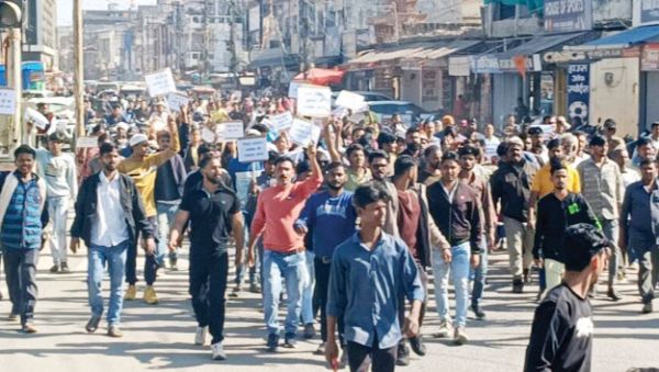अतिक्रमण हटाने के बाद बेघर परिवार रैली निकाल पहुंचे कलेक्टोरेट