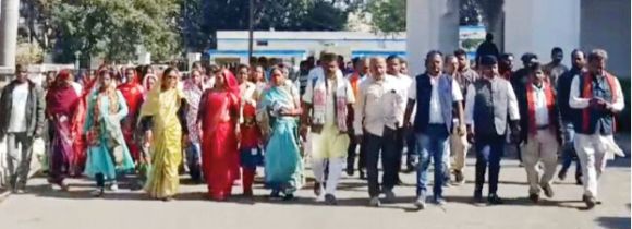 गंगापुर शराब दुकान को ट्रांसपोर्ट नगर में स्थानांतरित करने का विरोध, महिलाओं ने घेरा कलेक्ट्रेट