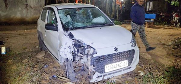 बाइक-कार की टक्कर, 3 जख्मी