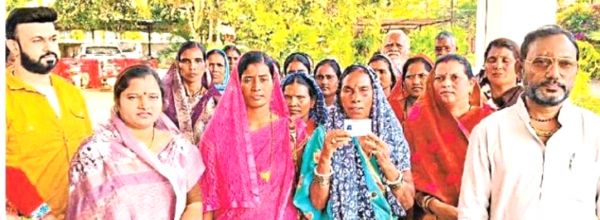 कलेक्टर कार्यालय पहुंचे पूर्व मंत्री रुद्र गुरु, प्रभावितों ने बताया हाल 