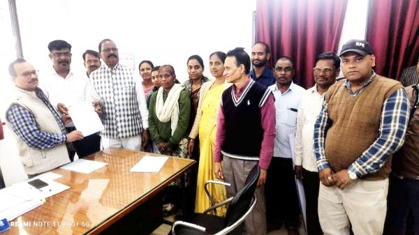 तृतीय वर्ग शास. कर्म. संघ ने ज्ञापन सौंप सीएम को दिलाई समस्याओं की याद